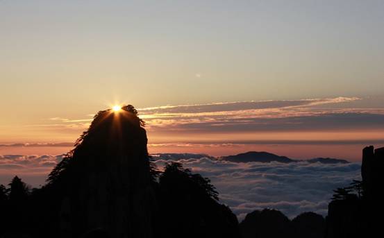 黄山风景区初夏日出云霞景观，气势磅礴。张宁 摄