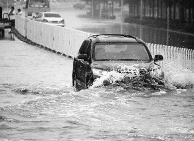 　　7月8日，北京丰台区看丹南路出现大面积积水，过路车辆涉水通行。