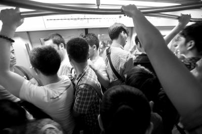 　　昨天晚高峰时，地铁1号线上人满为患。记者陶冉摄