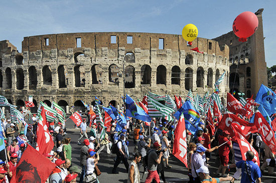 　　2013年6月22日，意大利工会的反对者穿过斗角场游行示威以反对其劳工政策。