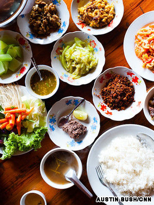 　　到传统的缅甸餐厅吃饭绝不仅仅是一顿饭的事，更是一次绝妙的烹饪体验。