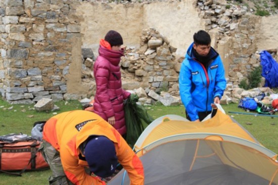 　　陈坤与“行走的力量”团队搭帐篷安营