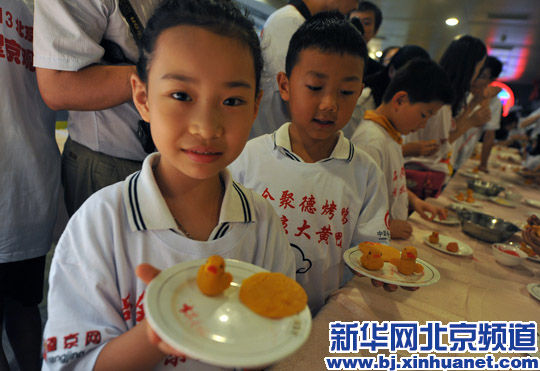 　　9月1日，小朋友在全聚德望京店学习制作美味面点“小黄鸭”。
