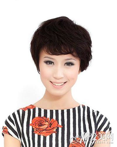 时尚中年妇女发型 自信精神显年轻