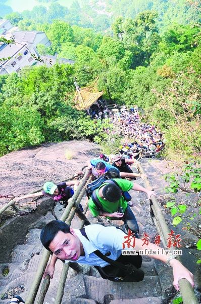 昨日，韶关丹霞山迎来客流高峰。