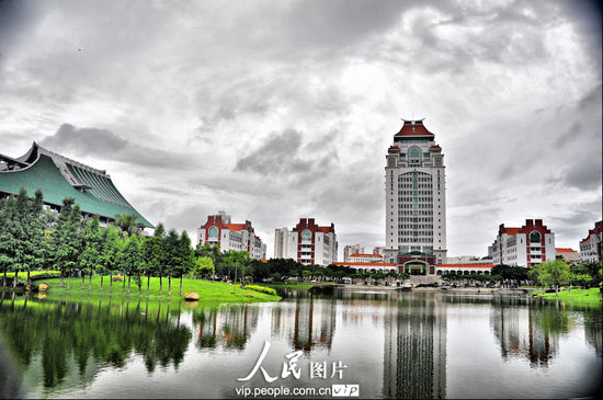 6月份在厦门旅游的时候拍的一系列的照片，此图拍的是鼓浪屿岛上的景色。木偶/人民图片