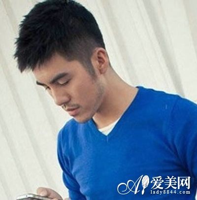 秋季韩式<em>男生发型</em>+清新帅气<em>显气质</em>