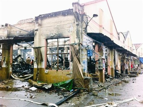 武汉一农贸市场失火 致20余家门店被烧毁