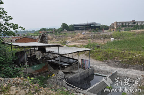 湖北鄂州非法洗矿厂屡禁不止 河水污染如芝麻糊