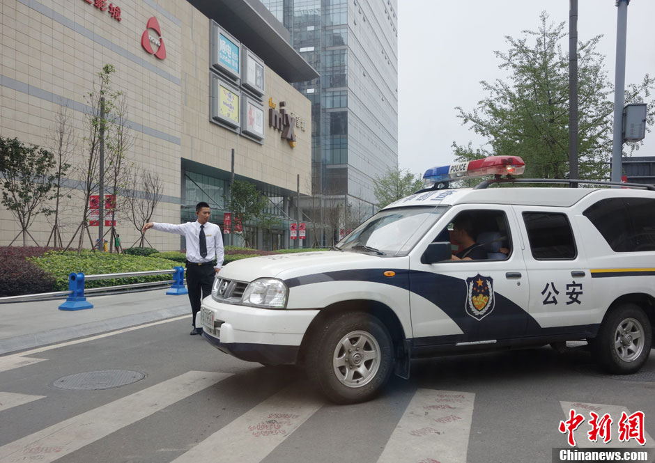 成都警方一小区抓毒贩发生枪战