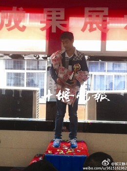 十堰一火锅店人民币粘成“衣服”发工资