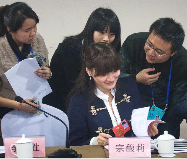 宗庆后女儿出席浙江两会被包围 不回应征婚传闻_财经频道_凤凰网