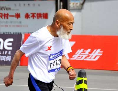 扬州马拉松82岁老人带伤参赛