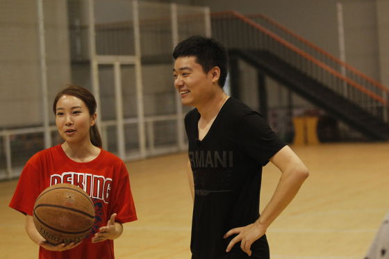 丁俊晖与美女体操世界冠军PK篮球 称释放比赛