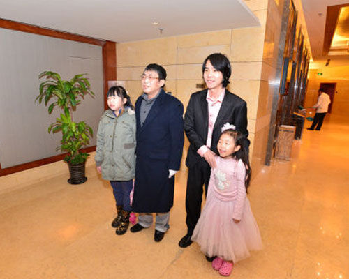 聂卫平术后首次正式亮相 携女儿与李世石父女