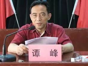 令人唏嘘的是，当年书记县长&ldquo;龙虎斗&rdquo;的双方，书记谭峰卸任后去向无从查询。县长唐天生已经坠楼身亡。