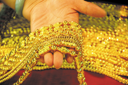 在商场里的黄金饰品价格往往差距很大，让市民非常困惑。新华社发