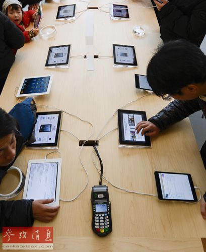 资料图：2013年1月25日，在北京王府井的苹果专卖店，顾客在体验iPad。新华社记者戚恒摄