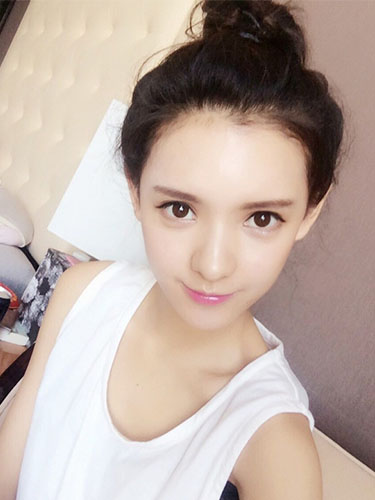 将头发全部梳到脑后并扎起,显示精致脸蛋,加上亚麻色挑染,展现清纯