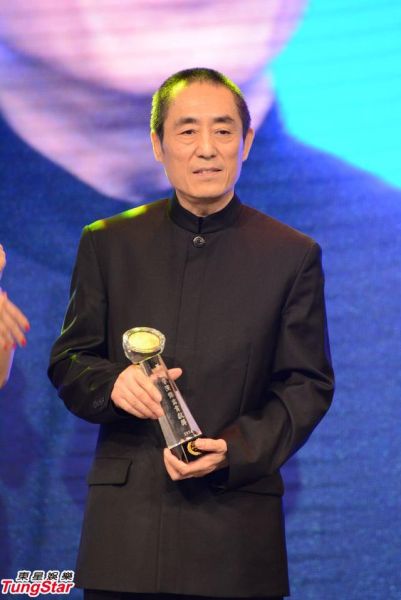 张艺谋获澳门电影节成就奖 归来获最佳