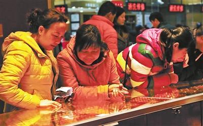 大妈一年买金200万称不后悔坚信金价会涨回来