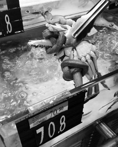 沃尔玛大利嘉店卖的梭子蟹绑有手指粗的绳子