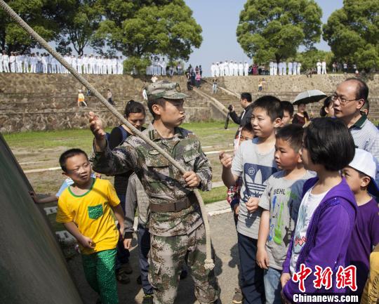 南昌陆军学院开放日：各界4000余人体验军队生活