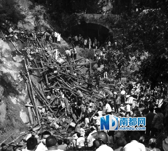 </p>
<p>高州市深镇镇良坪村委会坑口村一座在建石拱桥坍塌,多人被埋,已经救出26人中有5人死亡。 茂名传媒网供图</p>
<p>