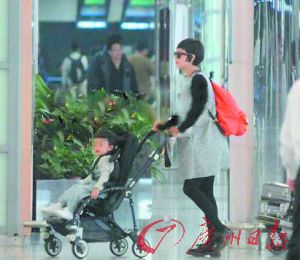 日前，孙俪推着儿子等等在机场，前往香港待产。