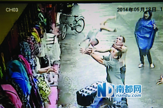 </p>
<p>监控录像显示，孩子掉落瞬间刚好被路人接住。 南都记者叶志文翻拍</p>
<p>