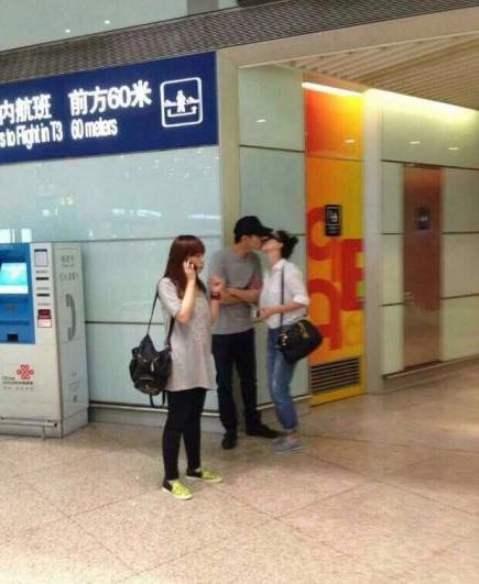 高圆圆赵又廷机场再亲热忘情热吻旁若无人