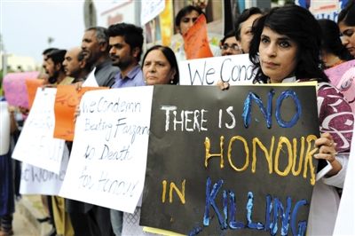 当地时间5月29日，巴基斯坦伊斯兰堡，社会活动家抗议家人砸死孕妇事件，他们手持“杀人不含一丝荣誉”的标牌。