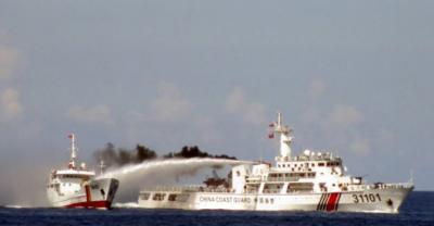中国海警船发射水炮还击越南骚扰船只