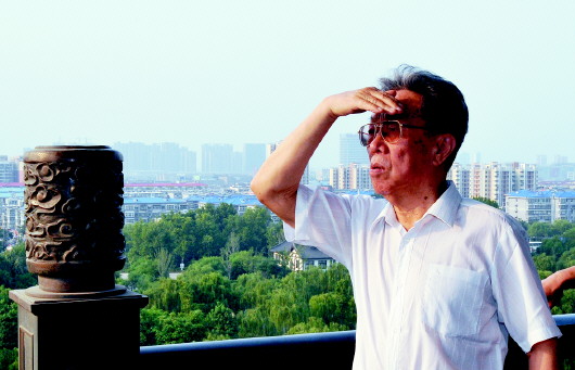 徐延春/摄影王蒙在大明湖畔观光。
