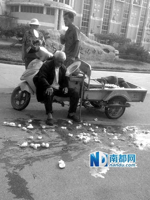 山东泗水城管否认撞倒卖鸡蛋老人后逃逸