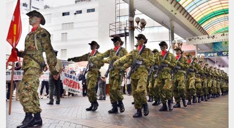 日本自卫队约760名士兵上街游行 持枪走过市中心