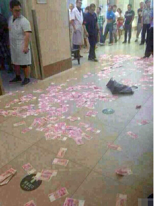 曝男子拿百万现金到医院砸情人(图)