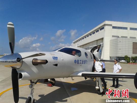 国产全复合材料涡桨公务机在珠海首飞成功（图）