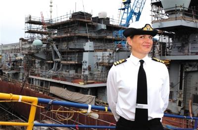英国海军明星女舰长与男下属恋爱被免指挥权(