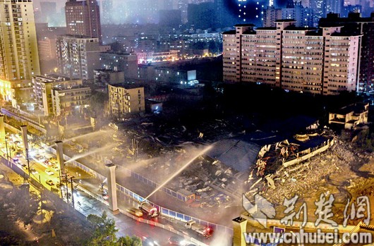武汉二环线雄楚大道高架跨珞狮高架相交处红旗家具中心爆破 全程7.12秒
