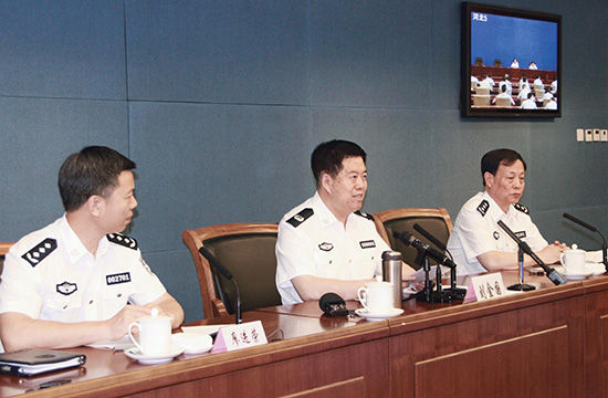 2014 年7 月22 日，公安部召开电视电话会议，部署集中开展缉捕在逃境外经济犯罪嫌疑人专项行动。公安部党委副书记、副部长刘金国（中）到会讲话。