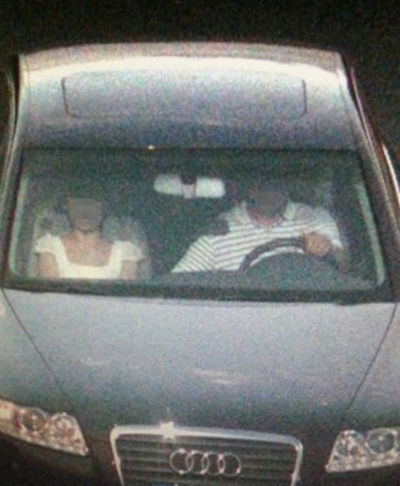 该男子在私家车内与副驾驶座女子举止亲密的照片。