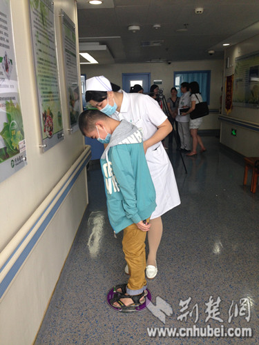 武汉:早产儿出生2天夭折 父母捐双肾让13岁男孩获新生