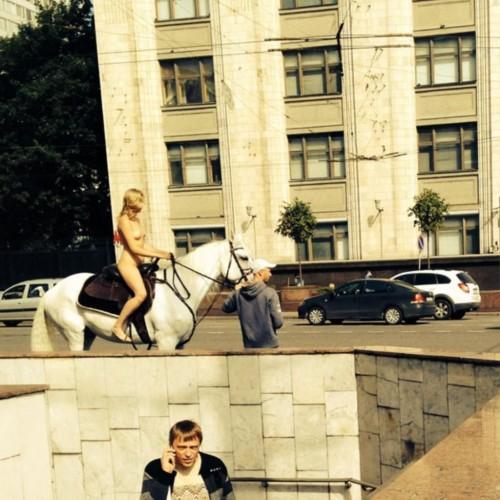 莫斯科市中心现高挑美女裸骑白马(图)