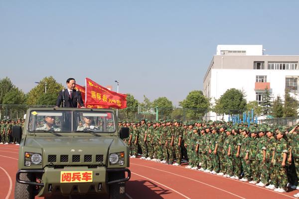 安徽一高校校长坐敞篷车阅兵