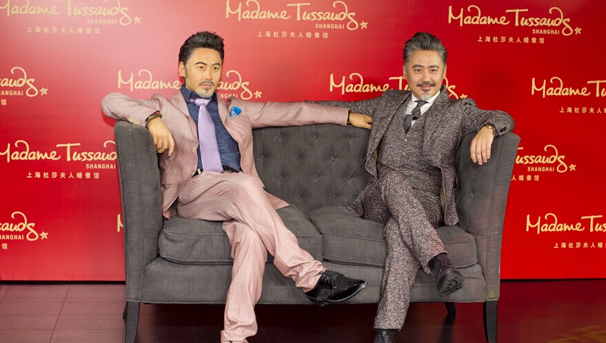 吴秀波蜡像揭幕穿安正高定西服相似度直逼真人