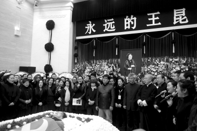 近200位王昆的弟子、亲友，围在王昆遗体四周，最后一次为她唱起她生前喜爱的歌曲。