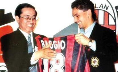 意大利足球名宿罗伯特·巴乔曾赠予张慧德亲笔签名球衣。