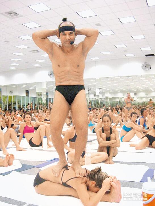 美籍印度瑜伽大师第六次被控性侵曾指导小贝