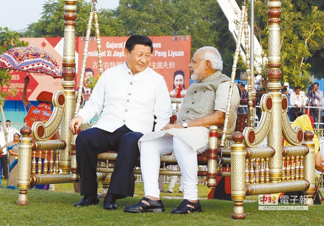 　大陸國家主席習近平（左）為推「一帶一路」，2014年9月17日親訪印度，在印度總理莫迪陪同下訪問古吉拉特邦。（新華社）